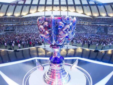 T1打野Oner姐姐晒照：艺术展上妈妈帮我拍的照片